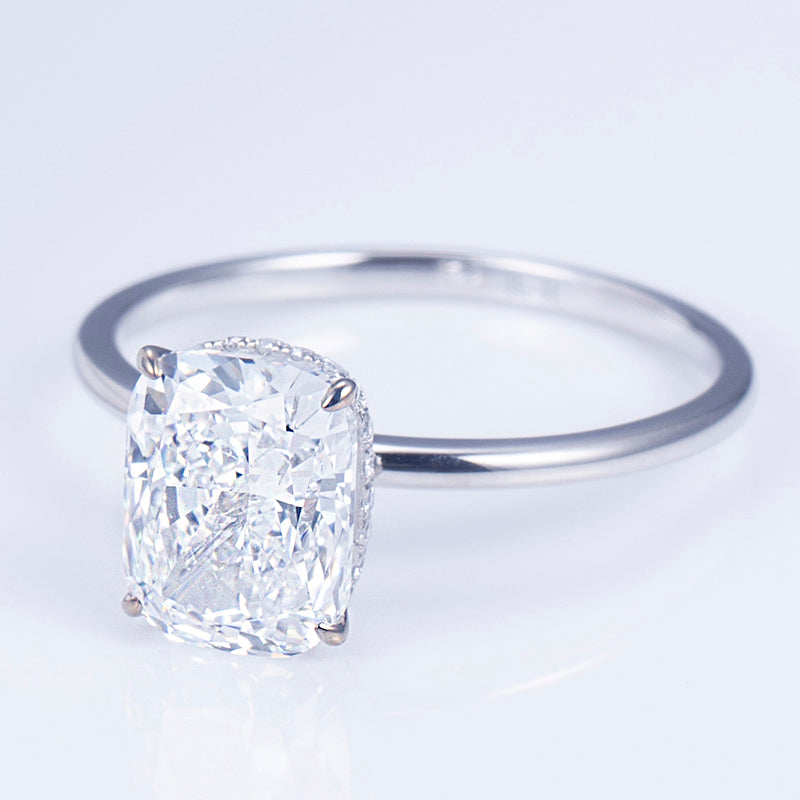 Eco-581: Anillo con halo de diamantes cultivados en laboratorio en oro blanco de 18 quilates.