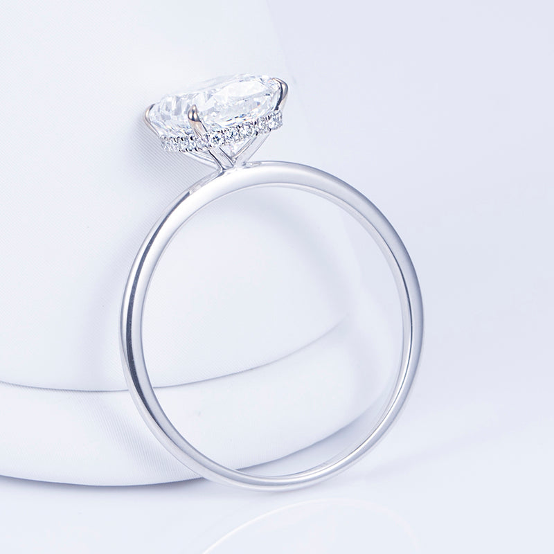 Eco-581: Anillo con halo de diamantes cultivados en laboratorio en oro blanco de 18 quilates.