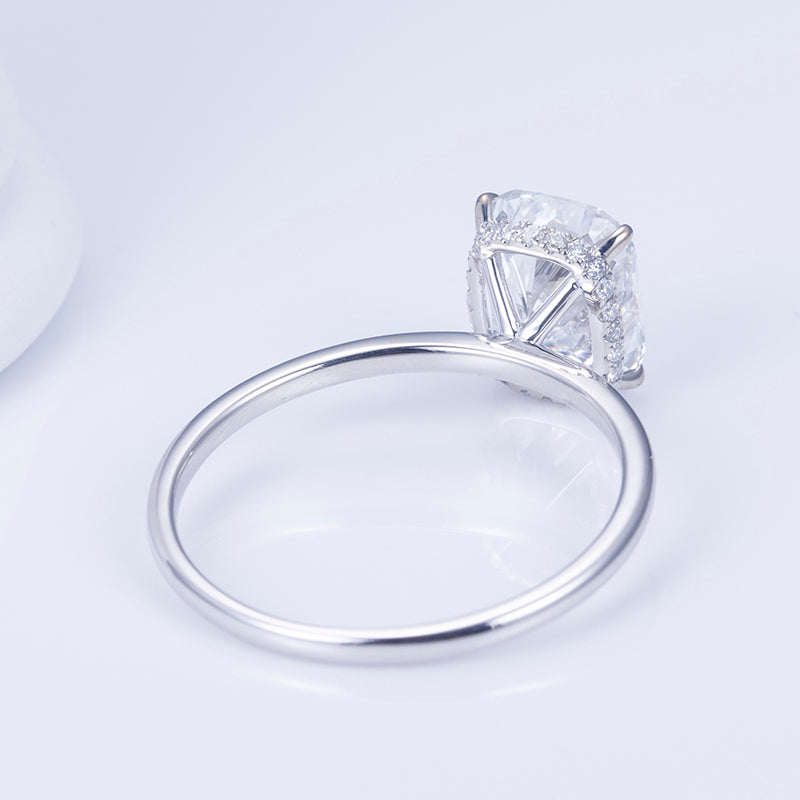 Eco-581: Anillo con halo de diamantes cultivados en laboratorio en oro blanco de 18 quilates.