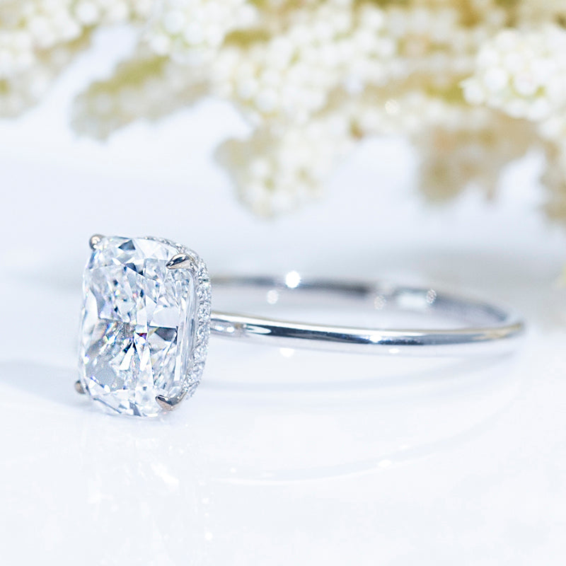 Eco-581: Anillo con halo de diamantes cultivados en laboratorio en oro blanco de 18 quilates.