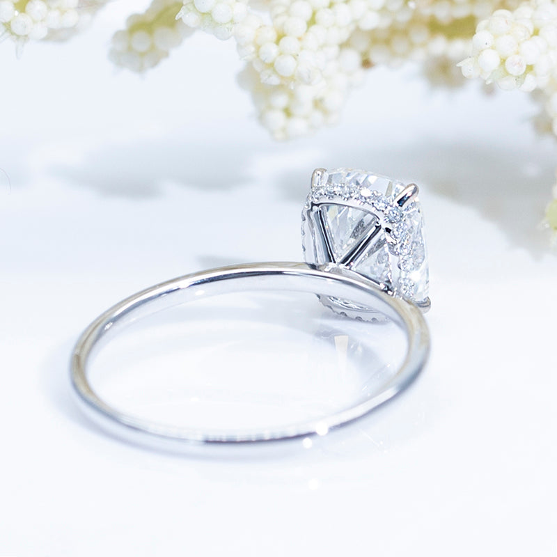 Eco-581: Anillo con halo de diamantes cultivados en laboratorio en oro blanco de 18 quilates.