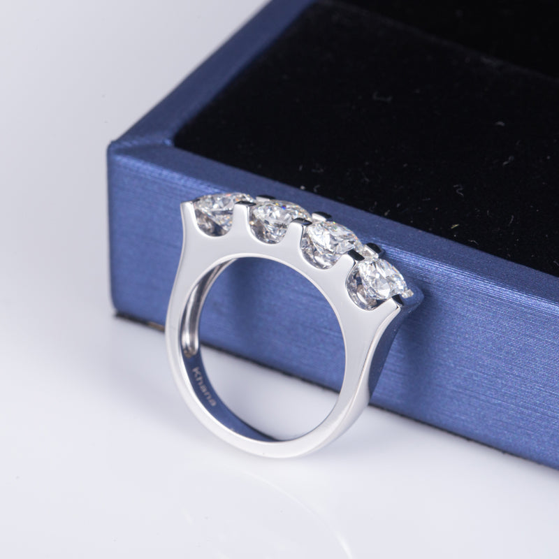 Eco-594: Cinco luces para la eternidad – Anillo de aniversario con diamantes cultivados en laboratorio en oro blanco de 18 quilates 