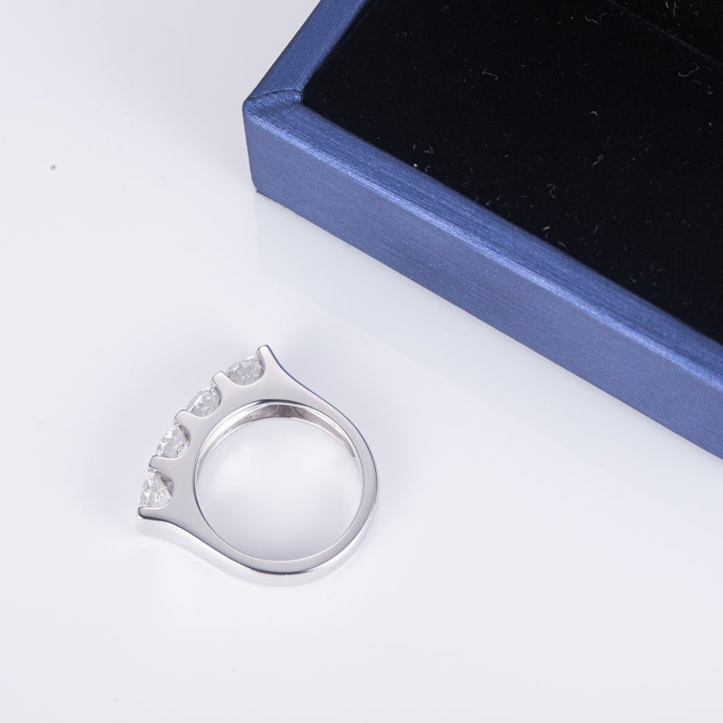 Eco-594: Cinco luces para la eternidad – Anillo de aniversario con diamantes cultivados en laboratorio en oro blanco de 18 quilates 