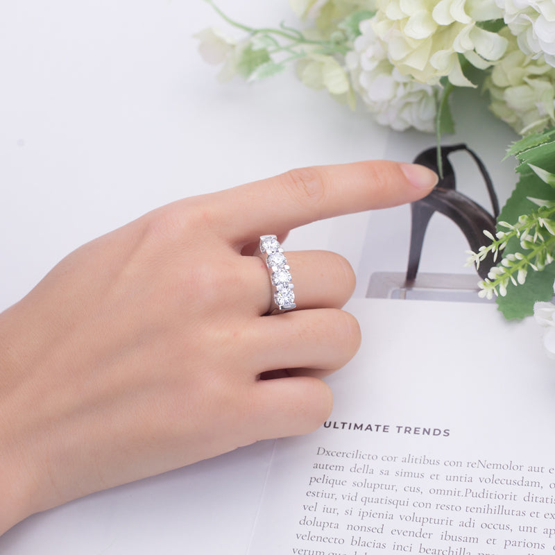 Eco-594: Cinco luces para la eternidad – Anillo de aniversario con diamantes cultivados en laboratorio en oro blanco de 18 quilates 