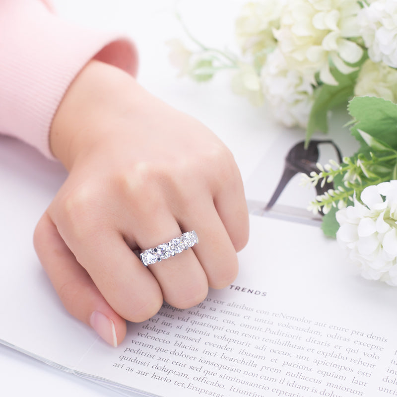 Eco-594: Cinco luces para la eternidad – Anillo de aniversario con diamantes cultivados en laboratorio en oro blanco de 18 quilates 