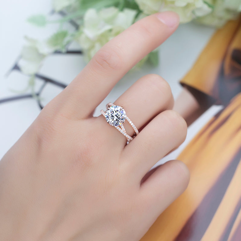 Eco-595: Radiant Bloom – Anillo de diamantes redondos cultivados en laboratorio con cuerpo dividido en oro rosa de 18 quilates 