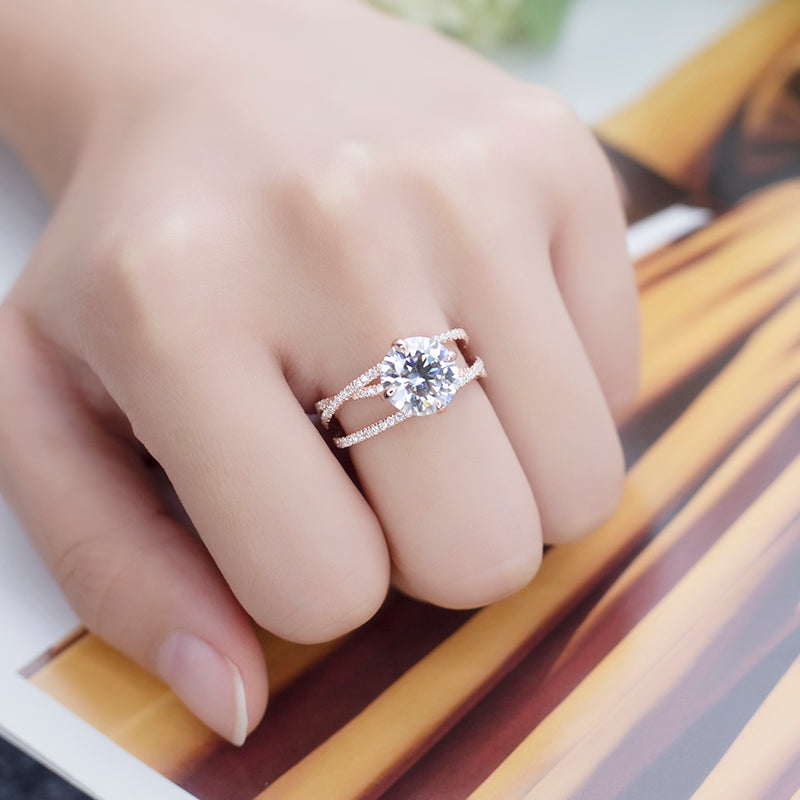 Eco-595: Radiant Bloom – Anillo de diamantes redondos cultivados en laboratorio con cuerpo dividido en oro rosa de 18 quilates 