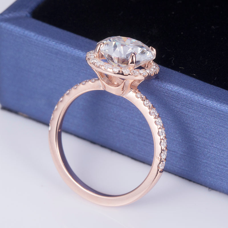 Eco-597: Halo ruborizado – Anillo de diamantes redondos cultivados en laboratorio en oro rosa de 18 quilates 