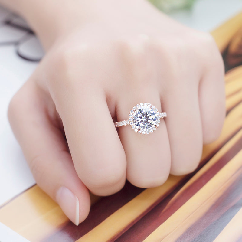 Eco-597: Halo ruborizado – Anillo de diamantes redondos cultivados en laboratorio en oro rosa de 18 quilates 