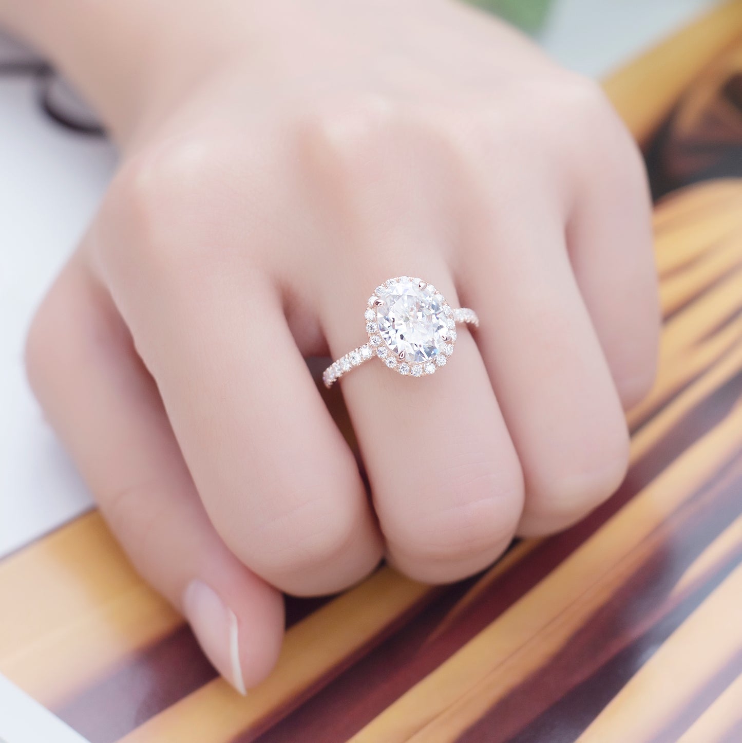 Eco-600: オーバルエンブレイス – ラボグロウンダイヤモンドハローリング（18Kローズゴールド） 