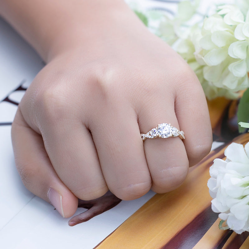 Eco-609: 輝きの双晶 – 18Kイエロー＆ホワイトゴールドのラボグロウンマーキスダイヤモンドリング