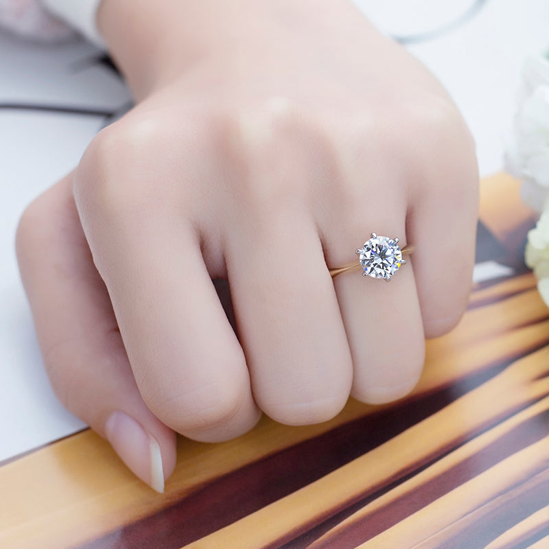 Eco-614: Golden Arc – Anillo de oro de 18 quilates con diamante ovalado y cuerpo dividido. 