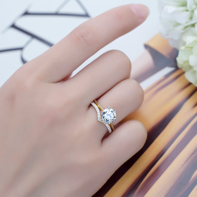 Eco-614: Golden Arc – Anillo de oro de 18 quilates con diamante ovalado y cuerpo dividido. 