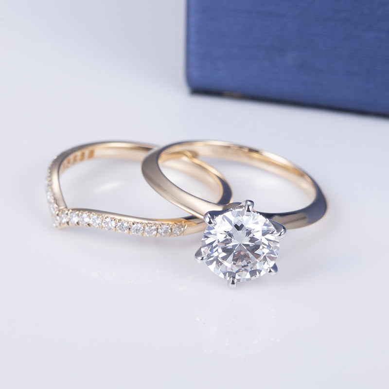 Eco-614: Golden Arc – Anillo de oro de 18 quilates con diamante ovalado y cuerpo dividido. 