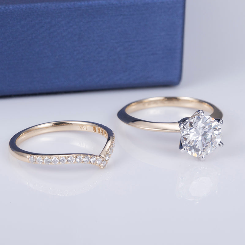 Eco-614: Golden Arc – Anillo de oro de 18 quilates con diamante ovalado y cuerpo dividido. 