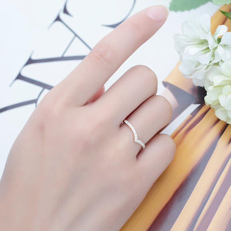 Eco-614: Golden Arc – Anillo de oro de 18 quilates con diamante ovalado y cuerpo dividido. 