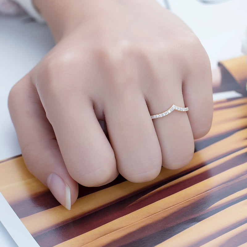 Eco-614: Golden Arc – Anillo de oro de 18 quilates con diamante ovalado y cuerpo dividido. 