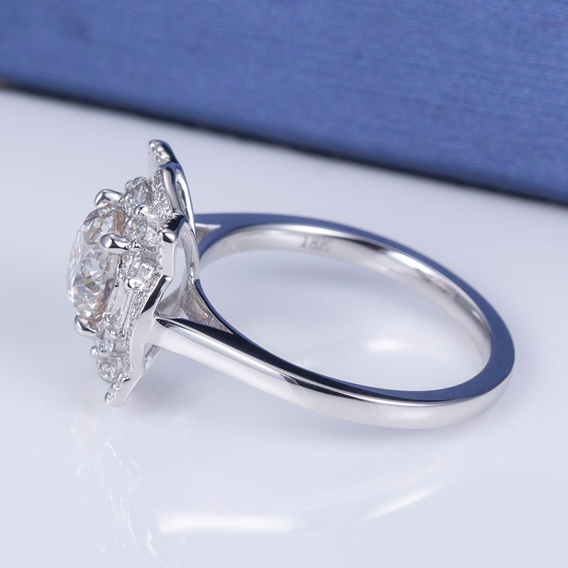 Eco-616: Celestial Bloom – Anillo con halo de diamantes cultivados en laboratorio en oro blanco de 18 quilates 