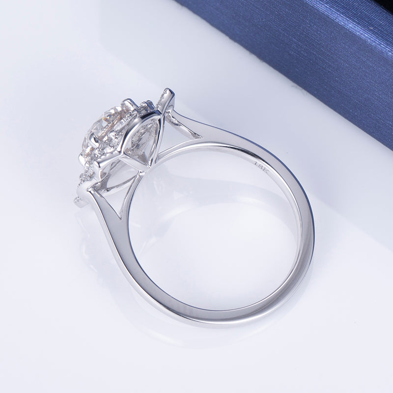 Eco-616: Celestial Bloom – Anillo con halo de diamantes cultivados en laboratorio en oro blanco de 18 quilates 