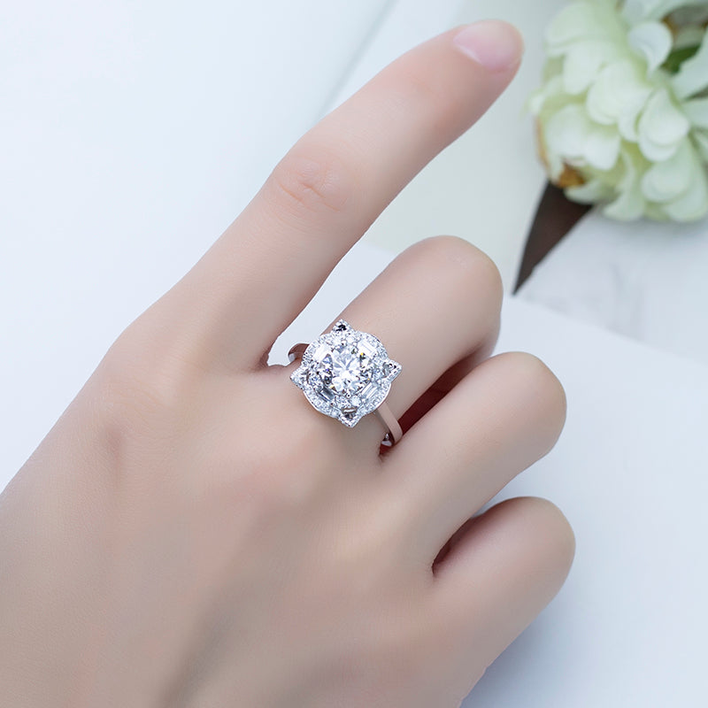 Eco-616: Celestial Bloom – Anillo con halo de diamantes cultivados en laboratorio en oro blanco de 18 quilates 