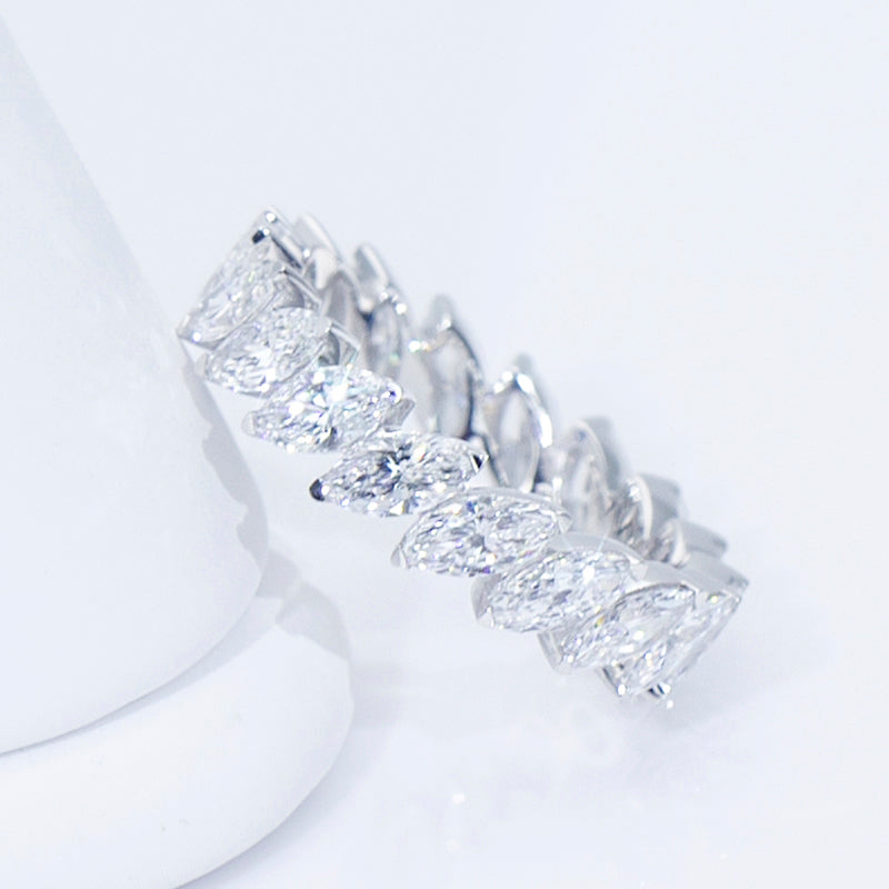 Eco-623: Hojas Eternas – Anillo de eternidad con diamantes marquesa cultivados en laboratorio en oro blanco de 18 quilates 