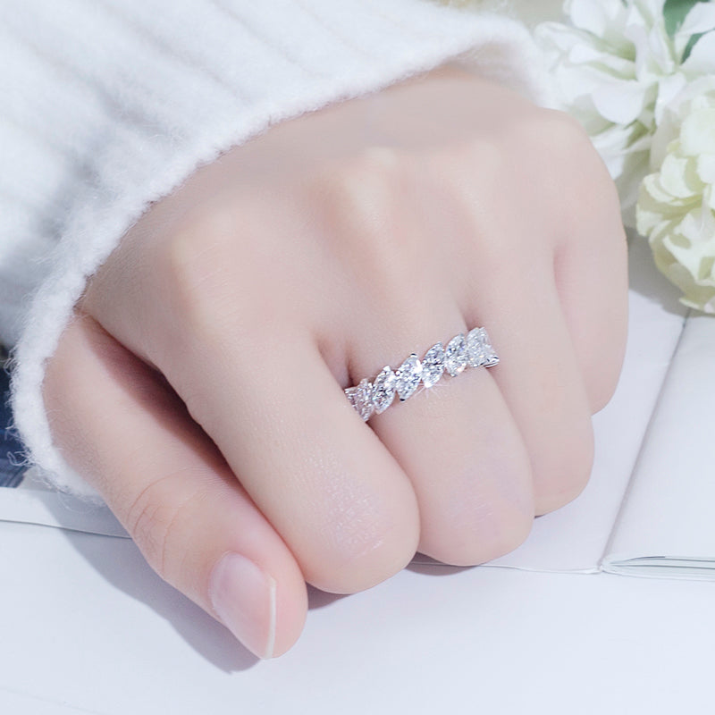 Eco-623: Hojas Eternas – Anillo de eternidad con diamantes marquesa cultivados en laboratorio en oro blanco de 18 quilates 