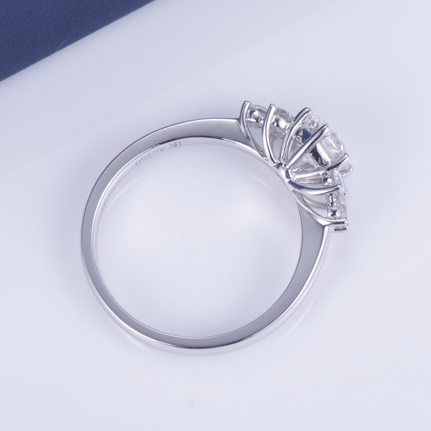 Eco-624: Resplandor armónico – Anillo de tres diamantes cultivados en laboratorio en oro blanco de 18 quilates 