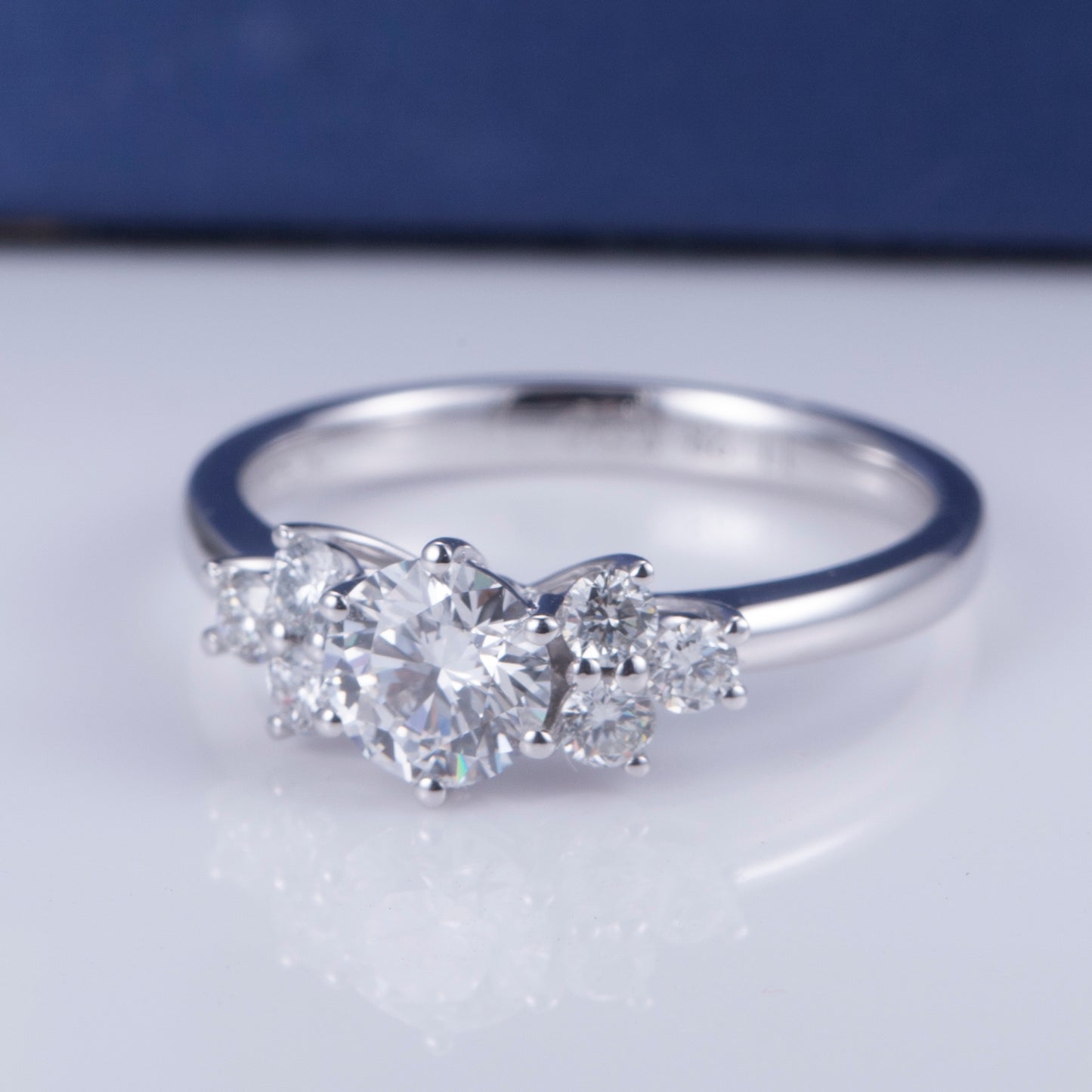 Eco-624: Resplandor armónico – Anillo de tres diamantes cultivados en laboratorio en oro blanco de 18 quilates 