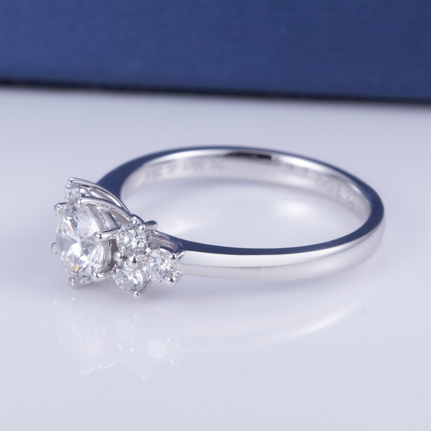 Eco-624: Resplandor armónico – Anillo de tres diamantes cultivados en laboratorio en oro blanco de 18 quilates 