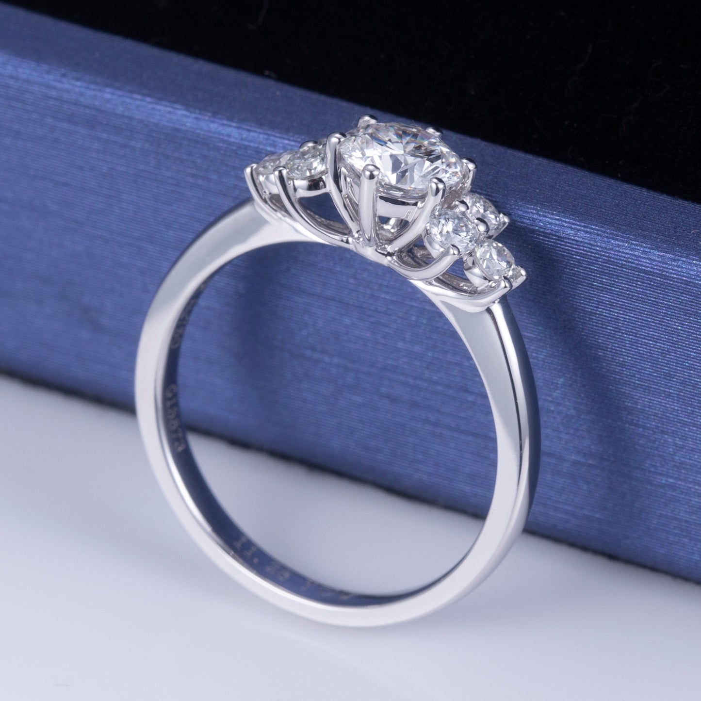 Eco-624: Resplandor armónico – Anillo de tres diamantes cultivados en laboratorio en oro blanco de 18 quilates 