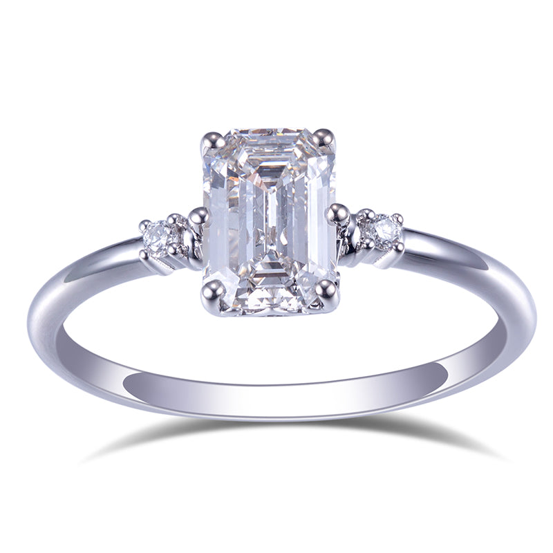 Eco-625: Linear Grace – Anillo de tres diamantes y esmeralda cultivada en laboratorio en oro blanco de 18 quilates 