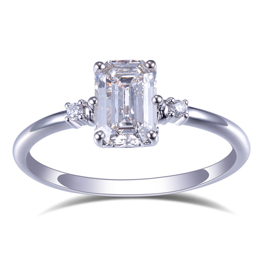 Eco-625: Linear Grace – Anillo de tres diamantes y esmeralda cultivada en laboratorio en oro blanco de 18 quilates 