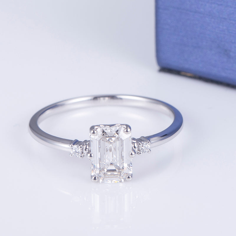 Eco-625: Linear Grace – Anillo de tres diamantes y esmeralda cultivada en laboratorio en oro blanco de 18 quilates 