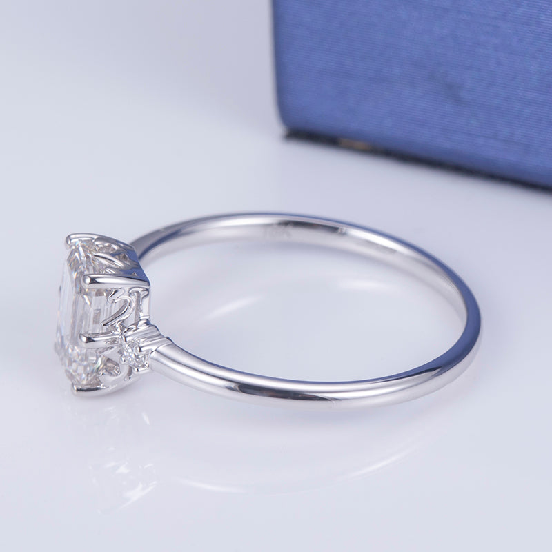 Eco-625: Linear Grace – Anillo de tres diamantes y esmeralda cultivada en laboratorio en oro blanco de 18 quilates 