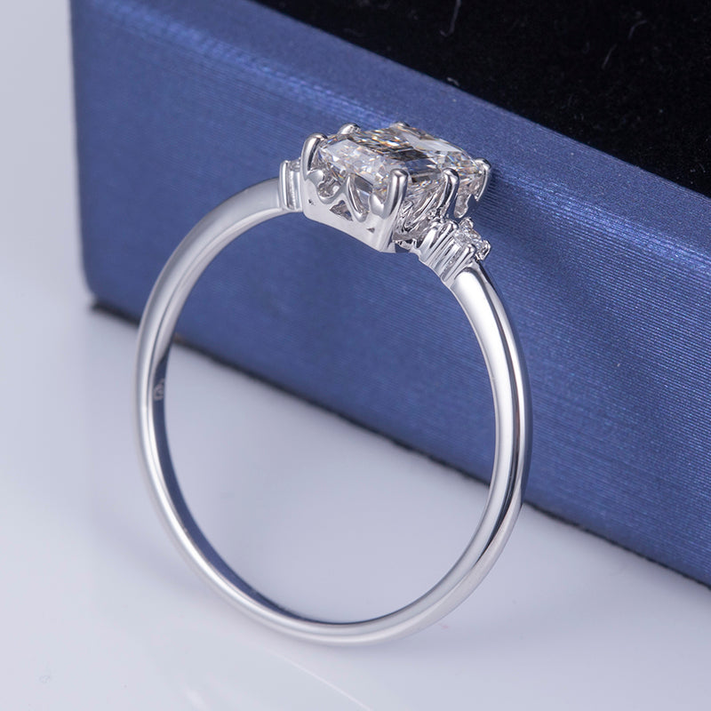 Eco-625: Linear Grace – Anillo de tres diamantes y esmeralda cultivada en laboratorio en oro blanco de 18 quilates 