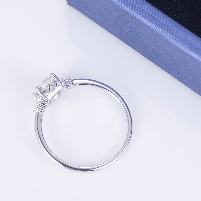 Eco-625: Linear Grace – Anillo de tres diamantes y esmeralda cultivada en laboratorio en oro blanco de 18 quilates 