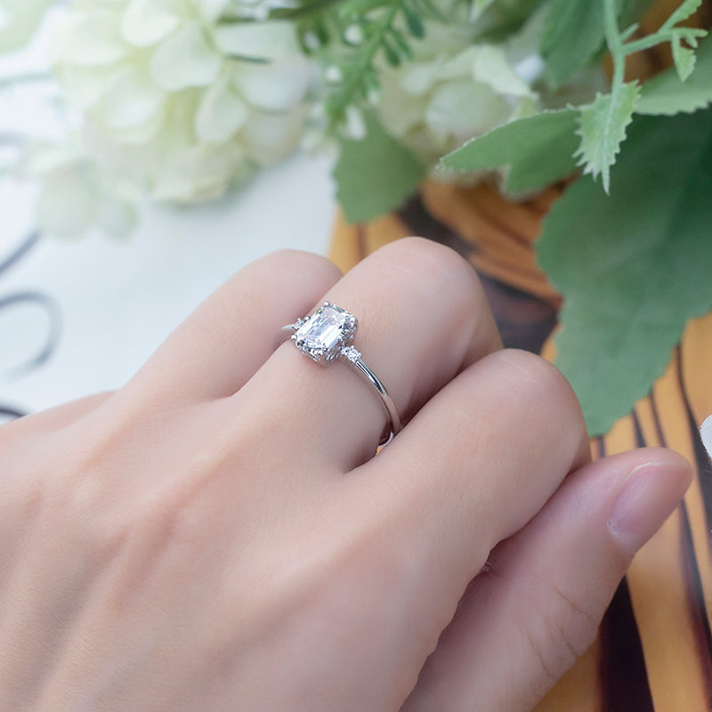 Eco-625: Linear Grace – Anillo de tres diamantes y esmeralda cultivada en laboratorio en oro blanco de 18 quilates 