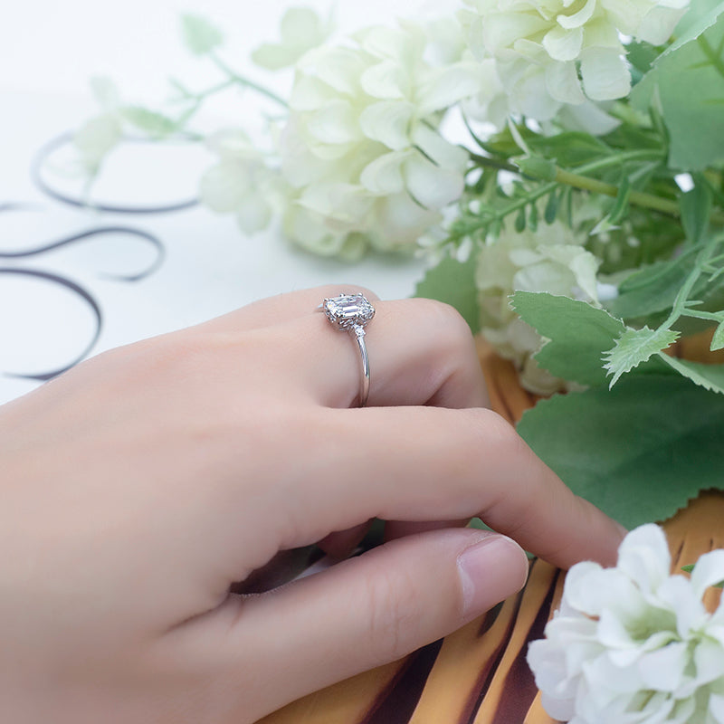 Eco-625: Linear Grace – Anillo de tres diamantes y esmeralda cultivada en laboratorio en oro blanco de 18 quilates 