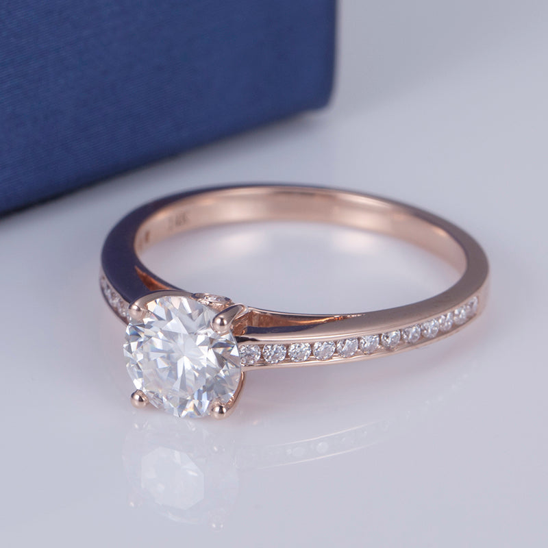 Eco-626: Ember Halo – Anillo solitario con pavé de diamantes cultivados en laboratorio en oro rosa de 18 quilates 