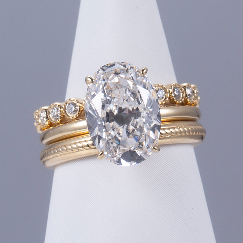 Eco-629: ゴールデントリロジー – ラボグロウンオーバルダイヤモンドブライダルセット（18Kイエローゴールド） 