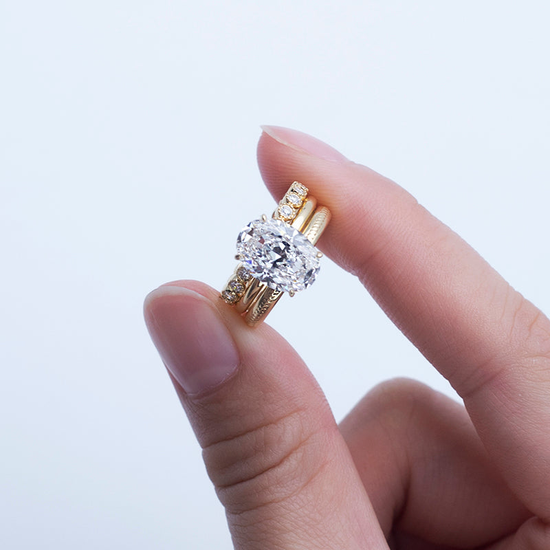 Eco-629: ゴールデントリロジー – ラボグロウンオーバルダイヤモンドブライダルセット（18Kイエローゴールド） 