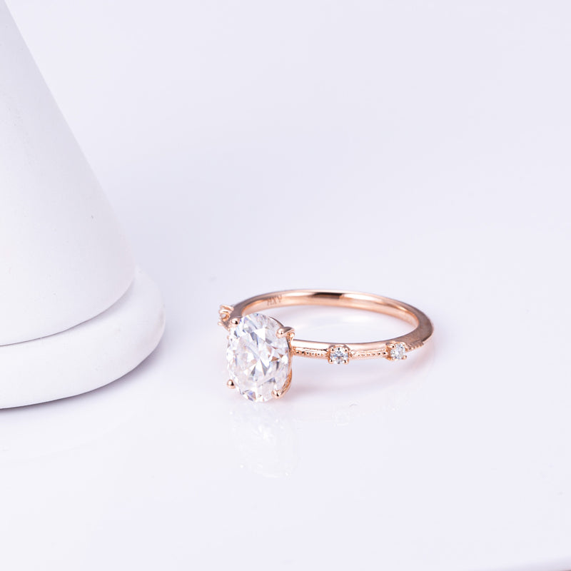 Eco-632: ローズホライゾン – ラボグロウンオーバルダイヤモンドアクセントリング（18Kローズゴールド） 