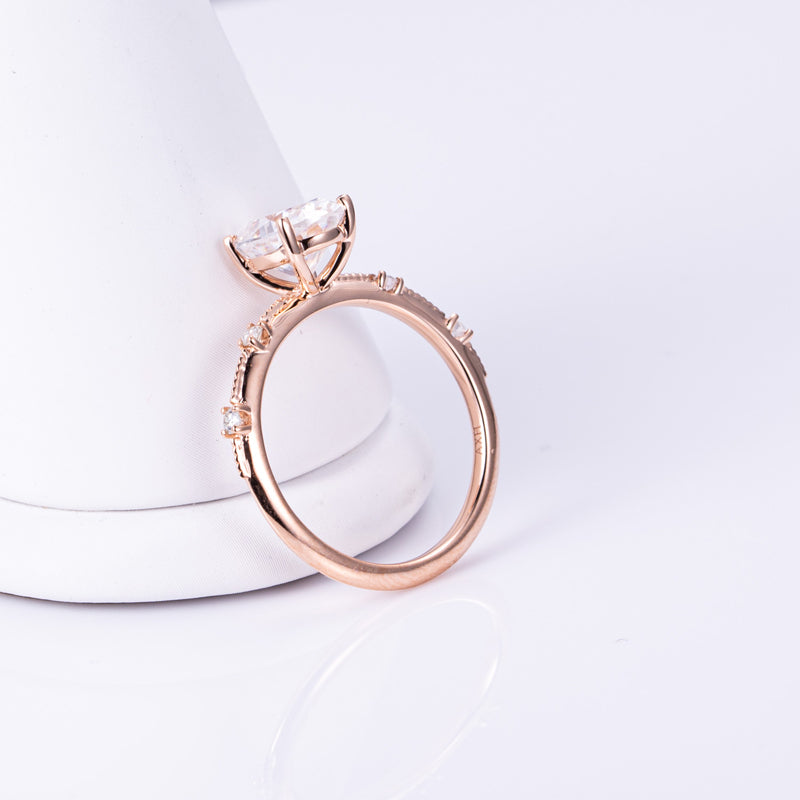 Eco-632: ローズホライゾン – ラボグロウンオーバルダイヤモンドアクセントリング（18Kローズゴールド） 