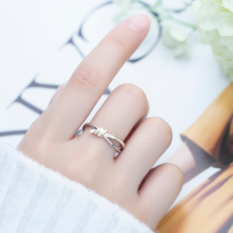 Eco-636: Atado a la Luz – Anillo de Nudo con Diamantes Cultivados en Laboratorio en Oro Blanco y Rosa de 18 K 