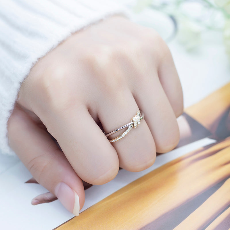 Eco-636: Atado a la Luz – Anillo de Nudo con Diamantes Cultivados en Laboratorio en Oro Blanco y Rosa de 18 K 