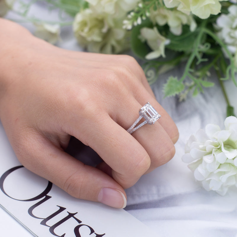 Eco-641: Halo de luz de espejo – Anillo de diamantes esmeralda cultivados en laboratorio en oro blanco de 18 quilates 