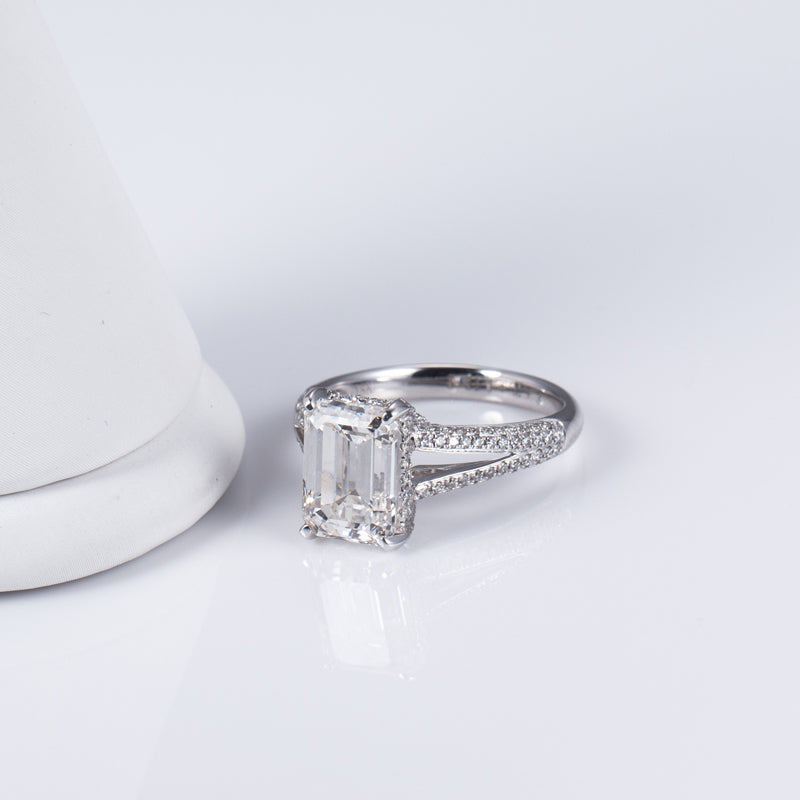 Eco-641: Halo de luz de espejo – Anillo de diamantes esmeralda cultivados en laboratorio en oro blanco de 18 quilates 
