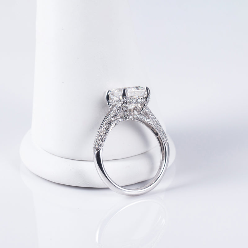 Eco-641: Halo de luz de espejo – Anillo de diamantes esmeralda cultivados en laboratorio en oro blanco de 18 quilates 