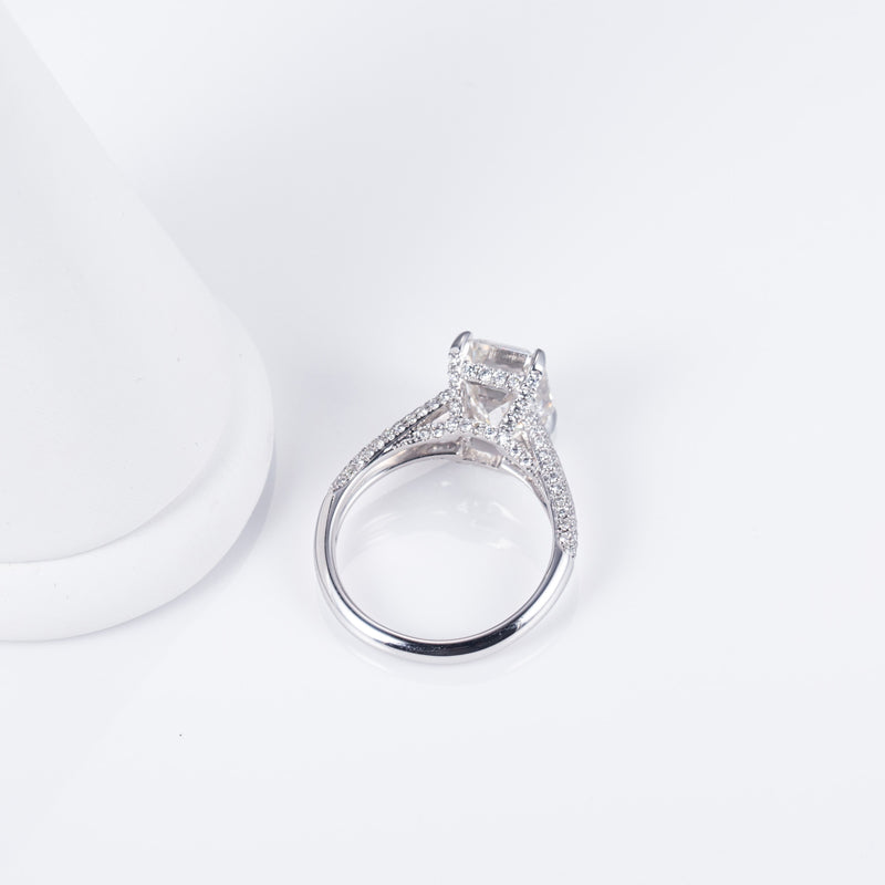 Eco-641: Halo de luz de espejo – Anillo de diamantes esmeralda cultivados en laboratorio en oro blanco de 18 quilates 