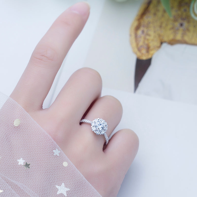 Eco-643: Bloomlight – ラボグロウンダイヤモンド フローラルハローリング 18Kホワイトゴールド